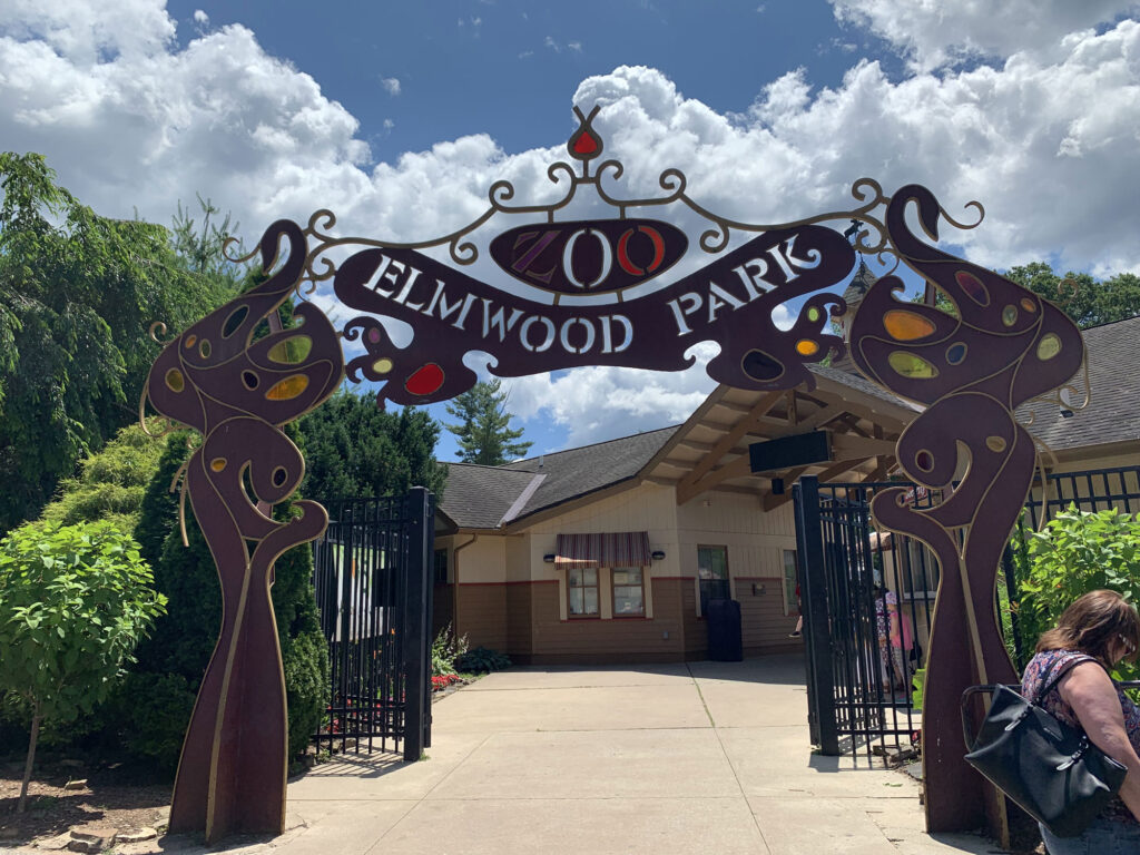 entrance archway to the Elmwood Park Zoo