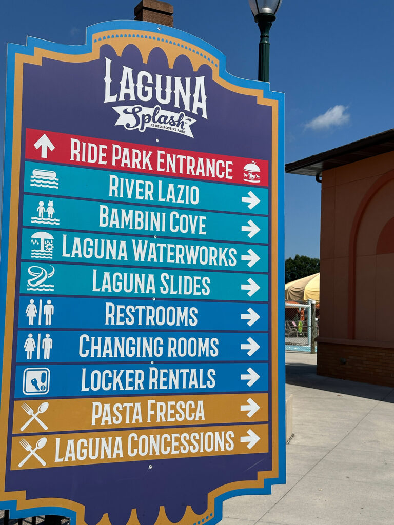 directional sign for Laguna Splash Waterpark with arrows pointing left and right